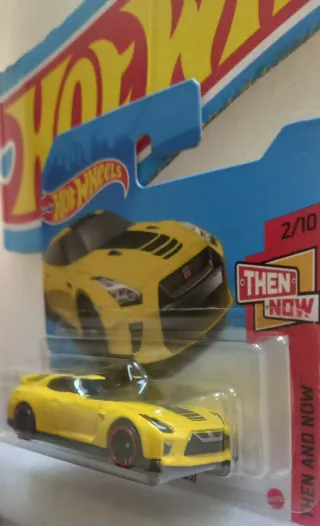 Hot Wheels 17 Nissan GT-R R35 Amarelo
