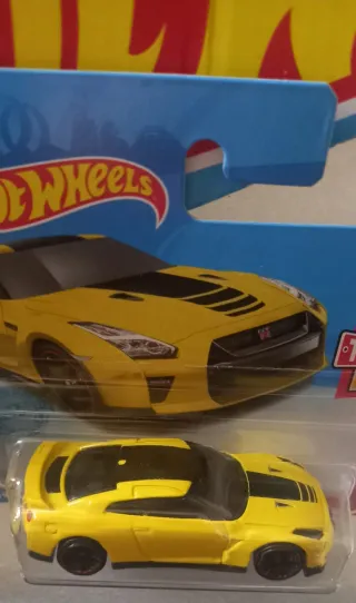 Hot Wheels 17 Nissan GT-R R35 Amarelo