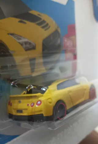 Hot Wheels 17 Nissan GT-R R35 Amarelo