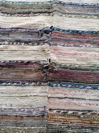 Manta antigua tejida multicolor.Mide 1'20x 1,85