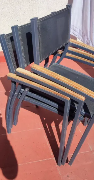 Mesa de terraza negra y sus 4 sillas.