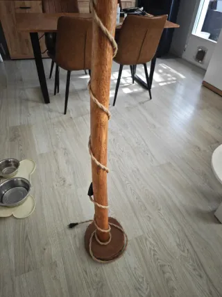 Lámpara de pie artesanal de madera