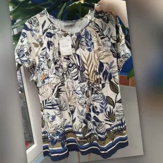 Blusa floral nueva con etiqueta