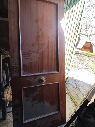 Puerta de madera con pomo y cerradura