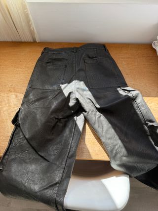 Pantalones cargo piel sintética marrón