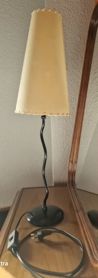 Lámpara de mesa beige y negra