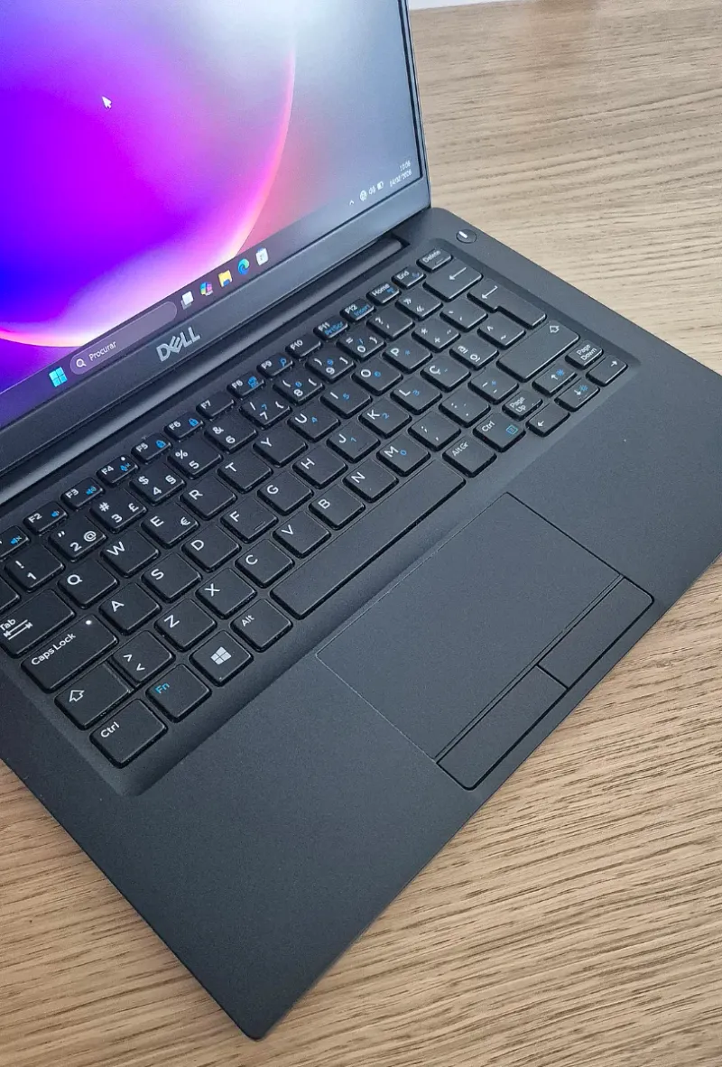 DELL 13.3 i5 SSD 8GB RAM - Buen Estado afbeelding 3