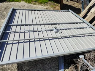 Puerta de garaje blanca.