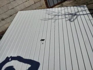 Puerta de garaje blanca.