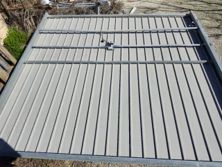 Puerta de garaje blanca.