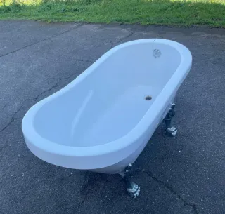 Bañera estilo antigua blanca y colgador cortina