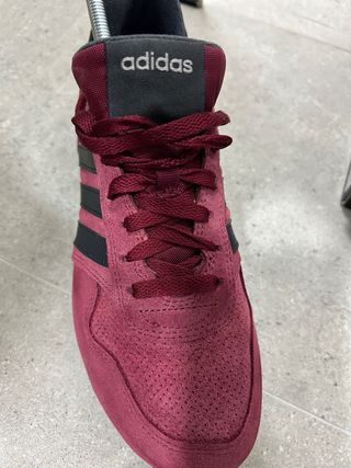 Zapatillas Adidas grises y rojas