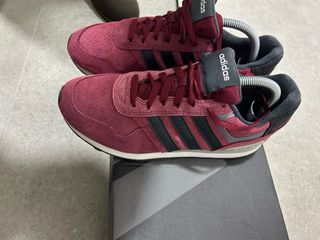 Zapatillas Adidas grises y rojas