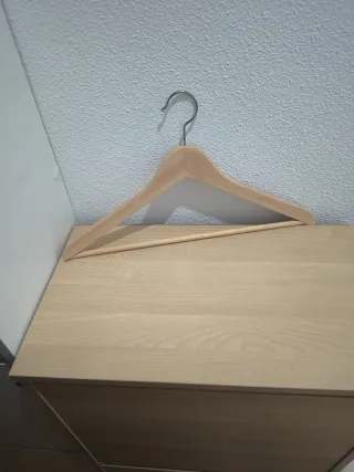 Perchas de madera y metal no se envían 19 perchas