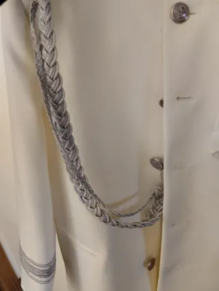 Traje comunión niño blanco y morado.