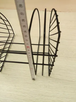 Estante de esquina de metal negro