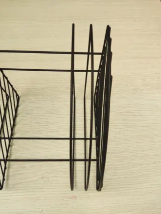 Estante de esquina de metal negro