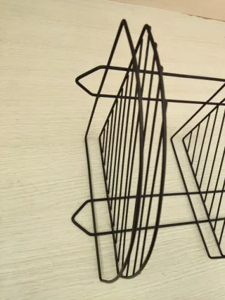 Estante de esquina de metal negro