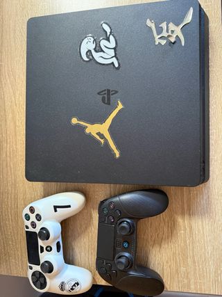 PS4 (Playstation 4) Negra con Vinilos