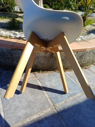 Tres sillas blancas patas madera