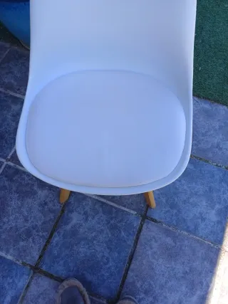 Tres sillas blancas patas madera