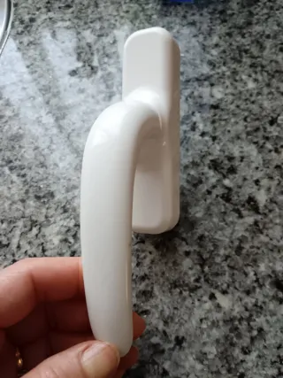 Manilla ventana aluminio blanca