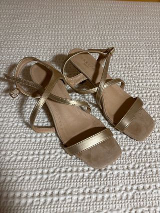 Sandalias Marypaz Tacon Bajo Beige y Dorado