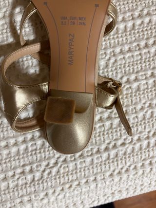 Sandalias Marypaz Tacon Bajo Beige y Dorado