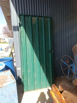 Puerta de hierro para caseta medidas 1.05x2.26