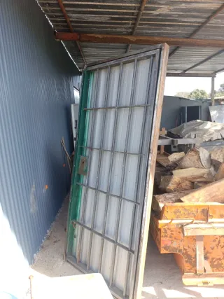 Puerta de hierro para caseta medidas 1.05x2.26