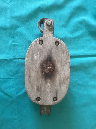 Carrucha antigua de madera y metal