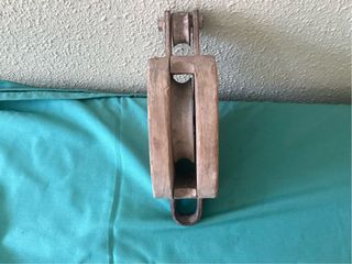 Carrucha antigua de madera y metal