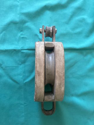 Carrucha antigua de madera y metal