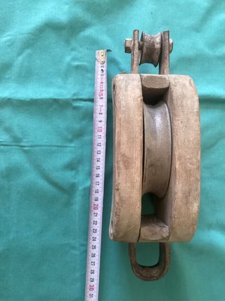 Carrucha antigua de madera y metal