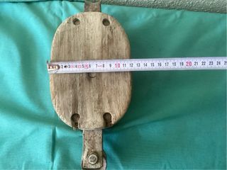 Carrucha antigua de madera y metal