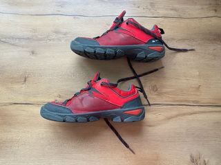 Zapatillas Quechua Rojas y Negras. Talla 35