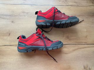 Zapatillas Quechua Rojas y Negras. Talla 35