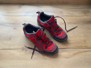 Zapatillas Quechua Rojas y Negras. Talla 35