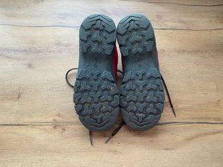 Zapatillas Quechua Rojas y Negras. Talla 35