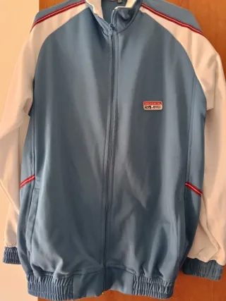 Chaqueta deportiva azul y blanca