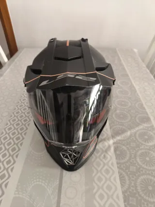 Casco Moto Negro y Naranja LS2