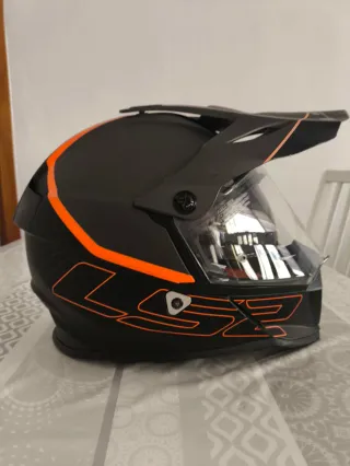 Casco Moto Negro y Naranja LS2