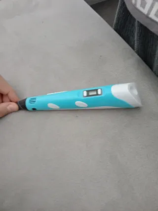 Lápiz 3D con filamentos de colores