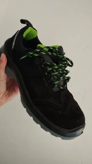 Zapatos de trabajo negros y verdes