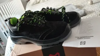 Zapatos de trabajo negros y verdes