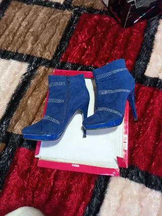 Botines azules con pedrería