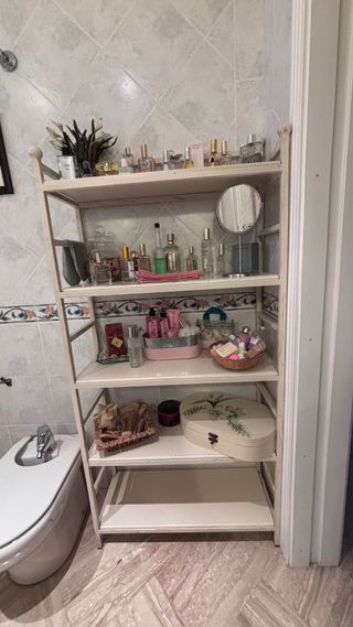 Estantería de metal y madera