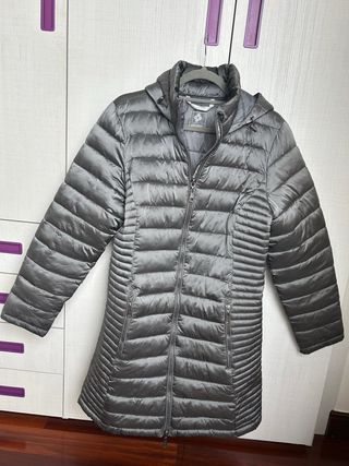 Plumífero ligero con capucha gris