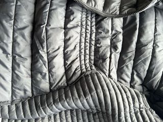 Plumífero ligero con capucha gris