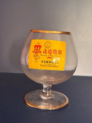 Vasos y copas de cristal de diferentes marcas